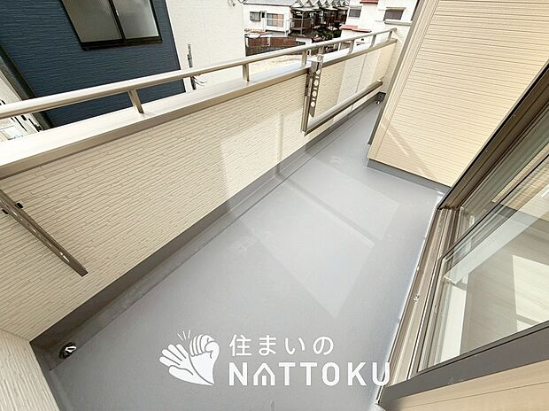 【バルコニー】奥行きが広く、洗濯物をゆったりと干せる十分な広さで、家族の洗濯も捗ります。