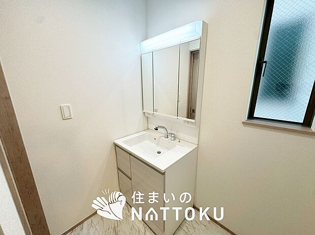 【洗面台・洗面所 】鏡の両サイドは、必要なものを取出しやすく、大きな鏡面で朝の準備も快適。
使いやすいリフトアップ機能付きのシングルレバーシャワー水栓付です。
