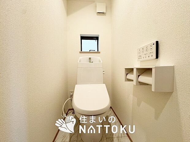 【トイレ	 】汚れてもサッとひと拭きでお手入れ簡単、エコ仕様の温水洗浄便座付きのトイレです。
バリアフリーにも配慮しています。
