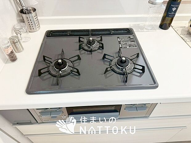 【ビルトインコンロ】フラットな構造で清掃性が高く、過熱防止センサー付３口タイプで日頃の家事も快適です。