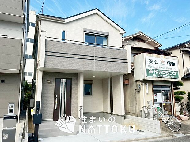 【現地写真（前道含む外観）】断熱性、気密性を高める工夫で一年中ずっと心地よく暮らせる、高気密・高断熱です。