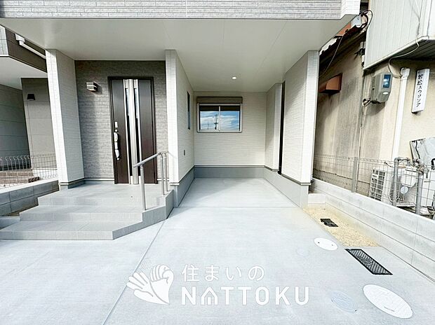 【現地写真（駐車場）】駐車スペースが広く、運転が苦手な方も安心です。