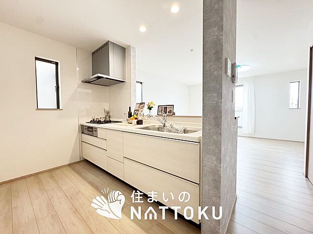 【現地写真（キッチン）】収納たっぷりのシステムキッチン、浄水器付水栓を標準装備しています。