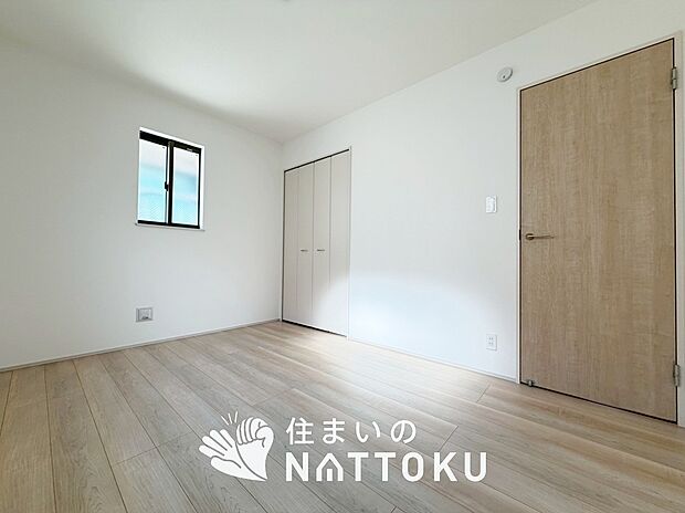 【現地写真（洋室）】木目の美しさを際立たせるシンプルデザインの建具を使用しています。