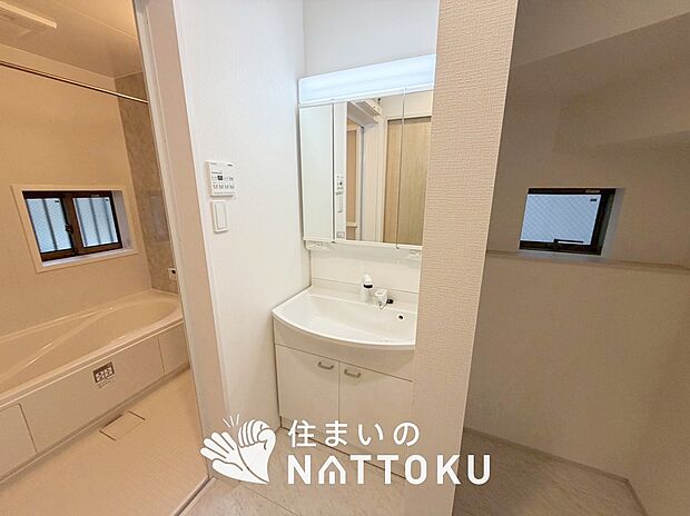 【洗面台・洗面所】鏡の両サイドは、必要なものを取出しやすく、大きな鏡面で朝の準備も快適。
使いやすいリフトアップ機能付きのシングルレバーシャワー水栓付です。
