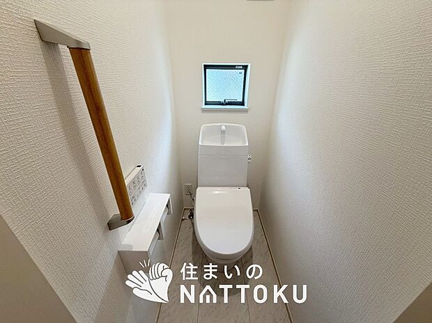 【トイレ】汚れてもサッとひと拭きでお手入れ簡単、エコ仕様の温水洗浄便座付きのトイレです。
バリアフリーにも配慮しています。
