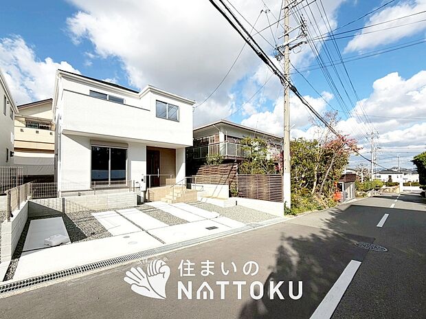 【現地写真（前道含む外観）】お引渡し後も無償の定期点検を行っており、暮らしの安心をお届けしています。