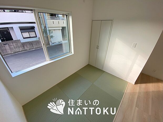 【現地写真（和室）】大壁仕様の新和室。くつろぎの空間です。