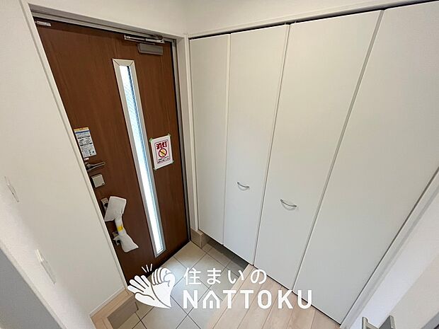 【現地写真（玄関）】玄関には、大型のシューズ収納を設置しています。