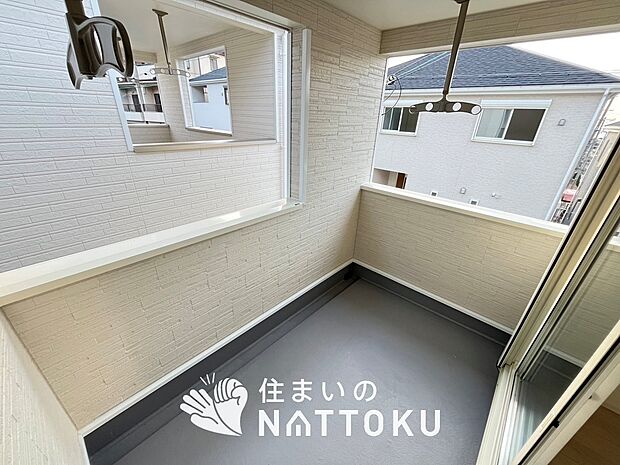 【バルコニー】奥行きが広く、洗濯物をゆったりと干せる十分な広さで、家族の洗濯も捗ります。