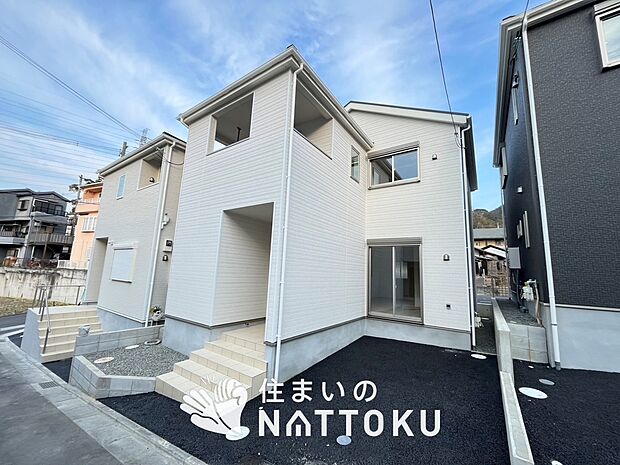 【現地写真（外観）【２号地】】雨で汚れを落とし、耐久性・耐候性に優れた外壁を使用しています。