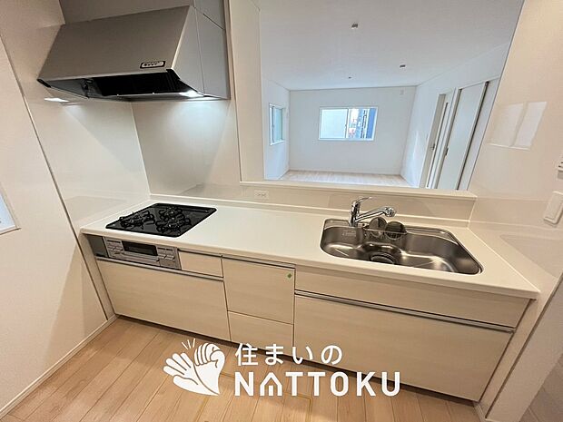 【現地写真（キッチン）】収納たっぷりのシステムキッチン、浄水器付水栓を標準装備しています。