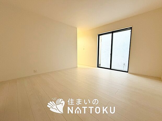 【現地写真（洋室）】木目の美しさを際立たせるシンプルデザインの建具を使用しています。