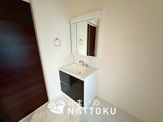 【洗面台・洗面所】鏡の両サイドは、必要なものを取出しやすく、大きな鏡面で朝の準備も快適。
使いやすいリフトアップ機能付きのシングルレバーシャワー水栓付です。
