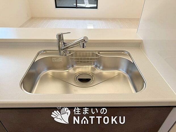 【浄水器内臓ハンドシャワー付シンク】傷や汚れが付きにくい静音仕様の全面エンボス加工シンク。
また、蛇口の先端に浄水器を内蔵。浄水シャワーが使える毎分4リットルのたっぷり浄水。

