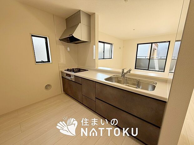 【現地写真（キッチン）】収納たっぷりのシステムキッチン、浄水器付水栓を標準装備しています。