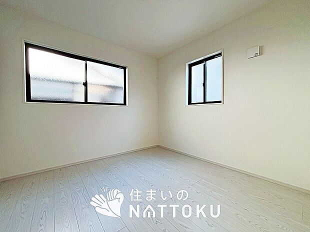 【現地写真（洋室）】木目の美しさを際立たせるシンプルデザインの建具を使用しています。