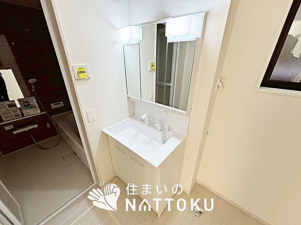 【洗面台・洗面所】鏡の両サイドは、必要なものを取出しやすく、大きな鏡面で朝の準備も快適。
使いやすいリフトアップ機能付きのシングルレバーシャワー水栓付です。
