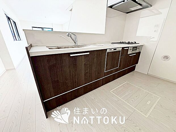 【現地写真（キッチン）】収納たっぷりのシステムキッチン、浄水器付水栓を標準装備しています。