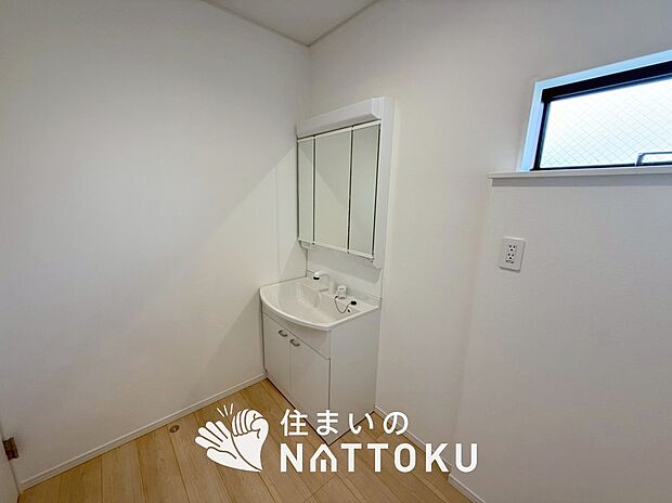 【洗面台・洗面所】鏡の両サイドは、必要なものを取出しやすく、大きな鏡面で朝の準備も快適。
使いやすいリフトアップ機能付きのシングルレバーシャワー水栓付です。
