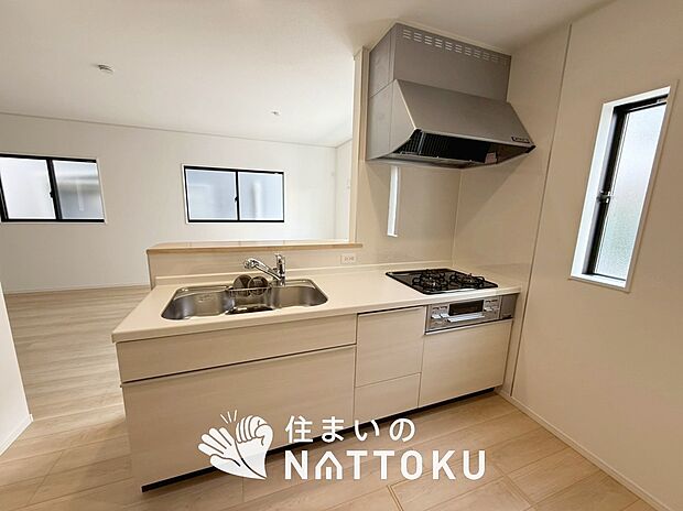 【現地写真（キッチン）】収納たっぷりのシステムキッチン、浄水器付水栓を標準装備しています。