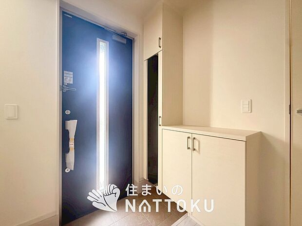 【現地写真（玄関）】玄関には、大型のシューズ収納を設置しています。