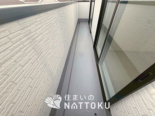【バルコニー】奥行きが広く、洗濯物をゆったりと干せる十分な広さで、家族の洗濯も捗ります。