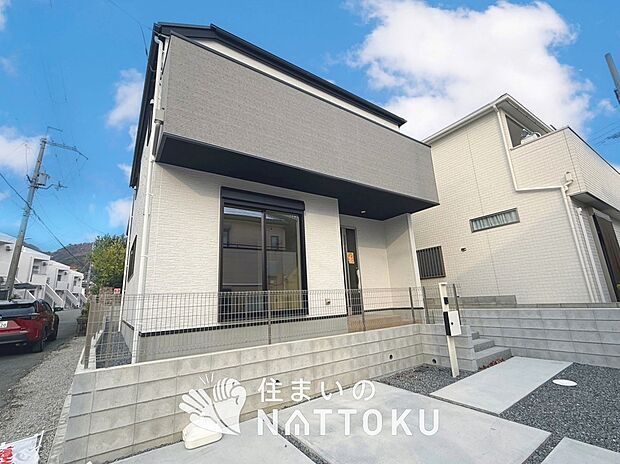 【現地写真（外観）】軽くて火災に強い屋根材を採用し、地震時の建物への負担や揺れを軽減しています。