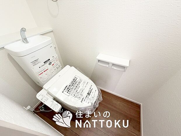 【トイレ】汚れてもサッとひと拭きでお手入れ簡単、エコ仕様の温水洗浄便座付きのトイレです。
バリアフリーにも配慮しています。
