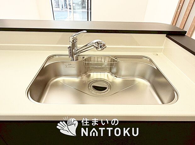【浄水器内臓ハンドシャワー付シンク】広々とした凸型シンクに洗剤ポケットを標準装備。すっきり収納できます。
また、蛇口の先端に浄水器を内蔵しているため場所をとりません。
