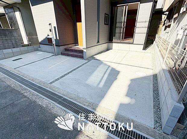 【現地写真（駐車場）】駐車スペースが広く、運転が苦手な方も安心です。