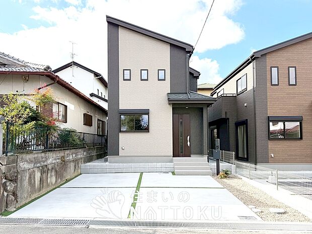 【現地写真(外観)【B号地】】軽くて火災に強い屋根材を採用し、地震時の建物への負担や揺れを軽減しています。