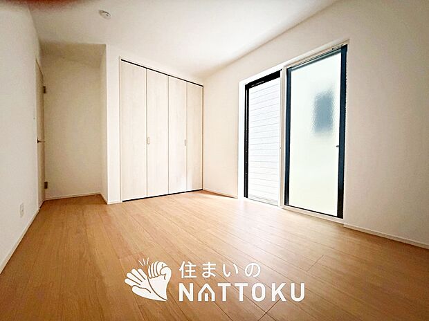 【現地写真(寝室)】木目の美しさを際立たせるシンプルデザインの建具を使用しています。