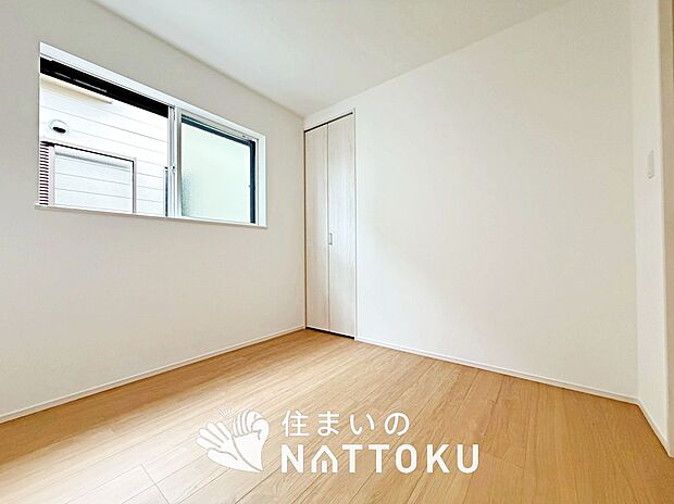 【現地写真(洋室)】木目の美しさを際立たせるシンプルデザインの建具を使用しています。