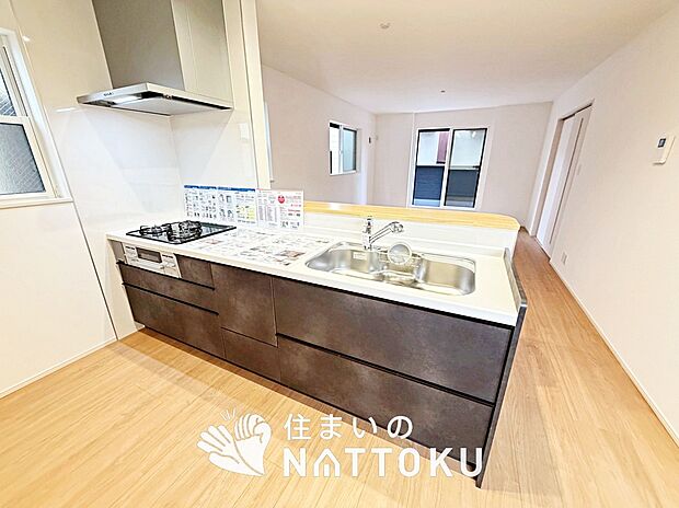 【現地写真(キッチン)】収納たっぷりのシステムキッチン、浄水器付水栓を標準装備しています。