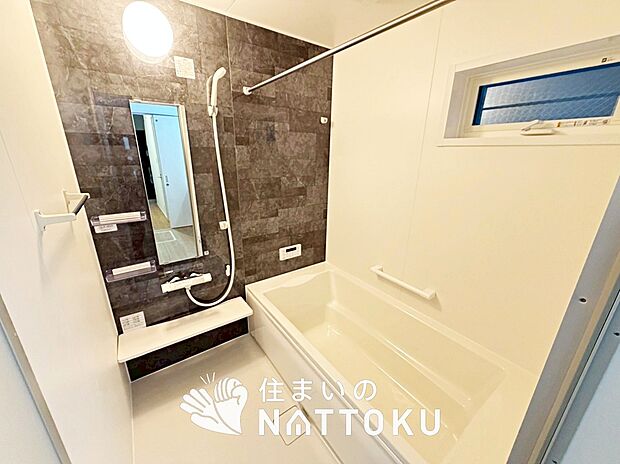 【現地写真(浴室)】浴室暖房乾燥機付き。1坪タイプで広々です。