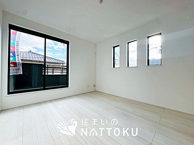 【現地写真（寝室）】木目の美しさを際立たせるシンプルデザインの建具を使用しています。