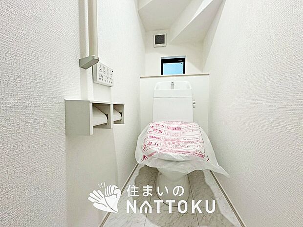 【トイレ】汚れてもサッとひと拭きでお手入れ簡単、エコ仕様の温水洗浄便座付きのトイレです。
バリアフリーにも配慮しています。
