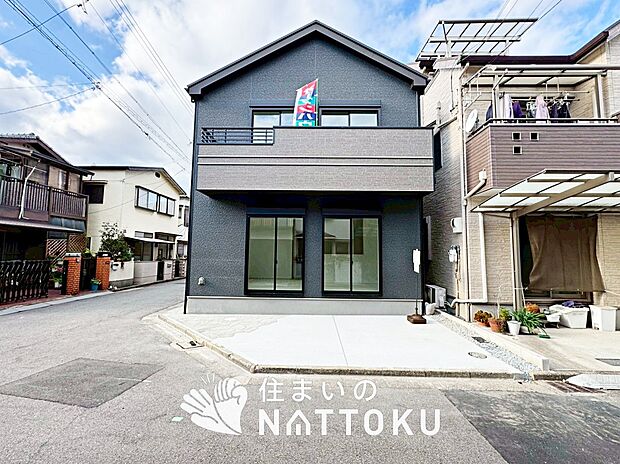 【現地写真（外観）】雨で汚れを落とし、耐久性・耐候性に優れた外壁を使用しています。