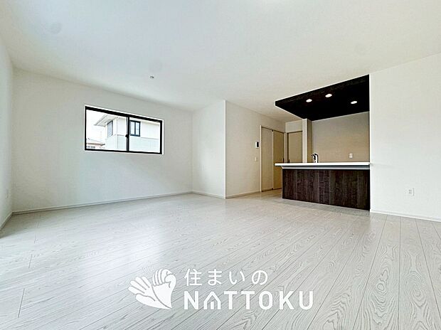 【現地写真（リビング）】フローリング材には、木目、色調など木材特有の風合いがあり、ナチュラルな美しさになっています。