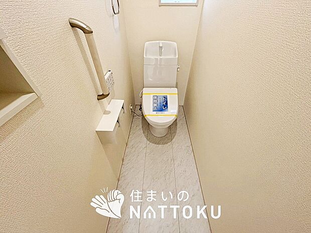 【トイレ】汚れてもサッとひと拭きでお手入れ簡単、エコ仕様の温水洗浄便座付きのトイレです。
バリアフリーにも配慮しています。