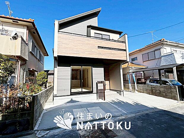 【現地写真(前道含む外観)】軽くて火災に強い屋根材を採用し、地震時の建物への負担や揺れを軽減しています。