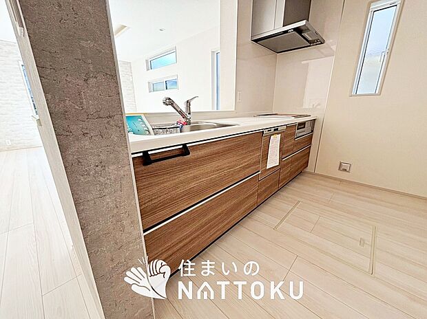 【現地写真(キッチン)】収納たっぷりのシステムキッチン、浄水器付水栓を標準装備しています。