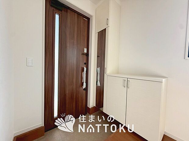 【現地写真（玄関）】玄関には、大型のシューズ収納を設置しています。