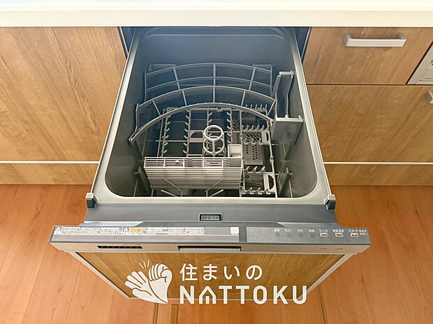 【食器洗い乾燥機】食後の時間にゆとりを与えてくれる食器洗い乾燥機。
操作ボタンも上面にあるので、腰をかがめずに操作ができラクラクです。
