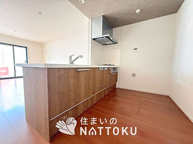 【現地写真（キッチン）】収納たっぷりのシステムキッチン、浄水器付水栓を標準装備しています。