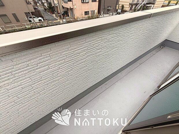 【バルコニー】奥行きが広く、洗濯物をゆったりと干せる十分な広さで、家族の洗濯も捗ります。