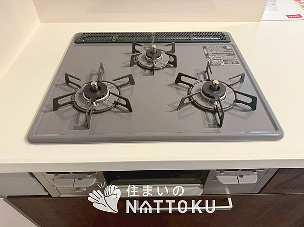【ビルトインコンロ】フラットな構造で清掃性が高く、過熱防止センサー付3口タイプで日頃の家事も快適です。