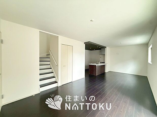 【現地写真(リビング)】フローリング材には、木目、色調など木材特有の風合いがあり、ナチュラルな美しさになっています。