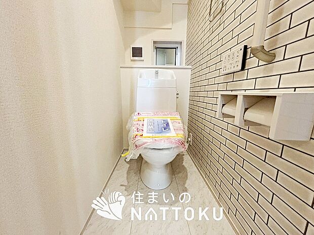 【トイレ】汚れてもサッとひと拭きでお手入れ簡単、エコ仕様の温水洗浄便座付きのトイレです。
バリアフリーにも配慮しています。